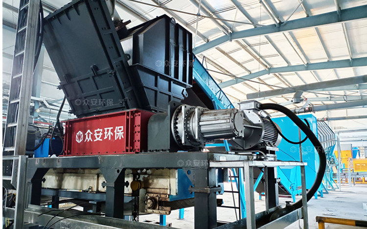 生物質(zhì)撕碎機(jī)客戶現(xiàn)場.jpg